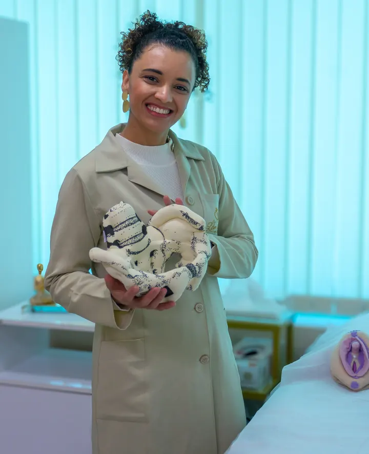 Lilian Neto segurando um modelo anatômico da pelve